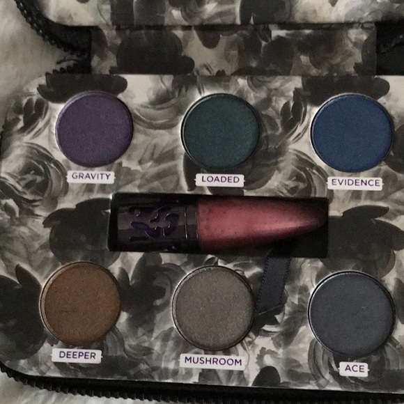 NIB Urban Decay The Dangerous Palette - Picture 8 of 11